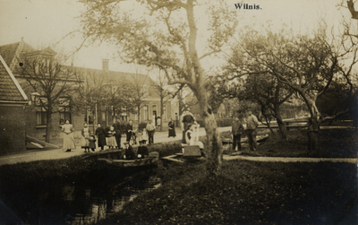 15323 Gezicht in de Herenweg met wetering, bebouwing en beplanting te Wilnis uit het zuidwesten; met een groepje ...